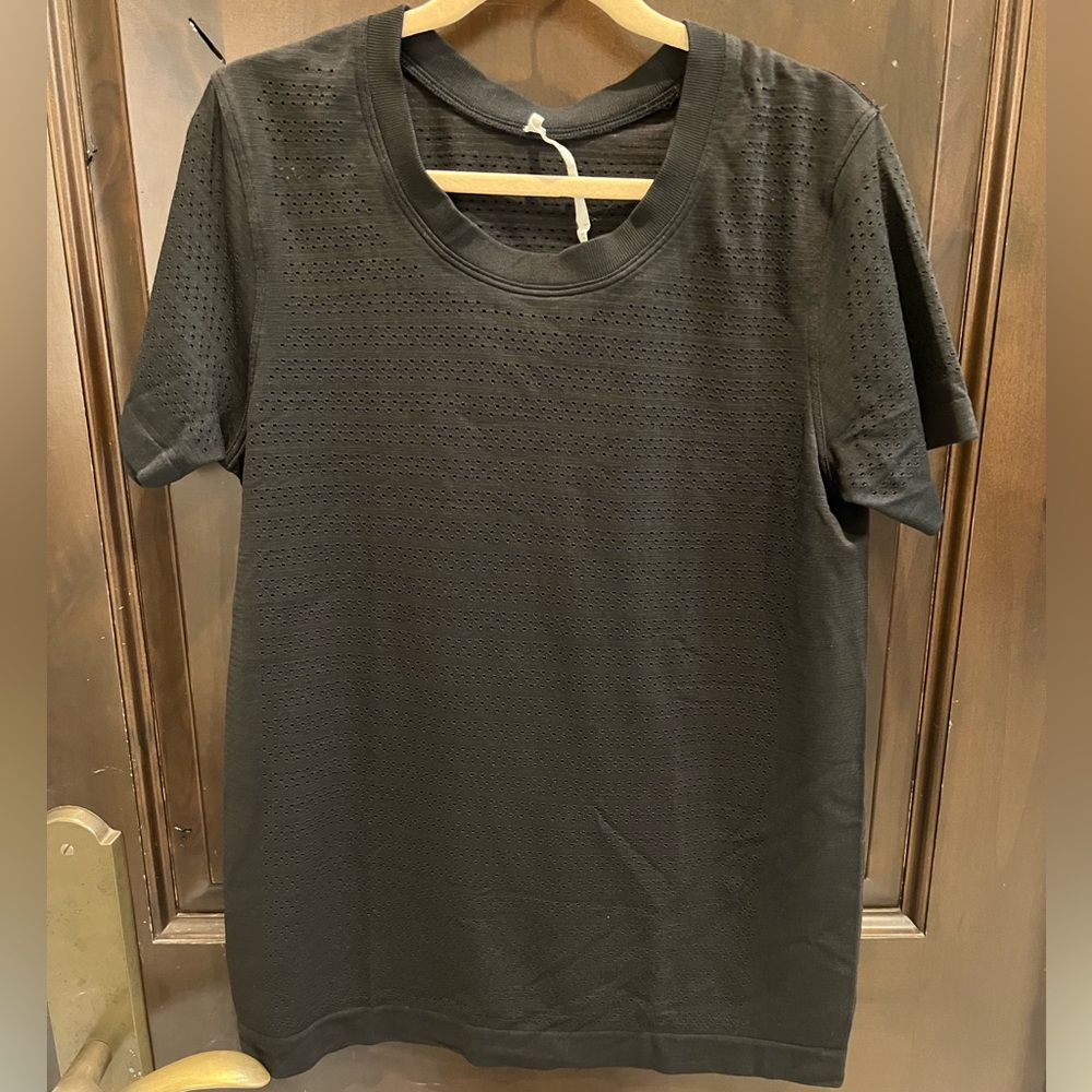Lululemon black short sleeve mesh top XS